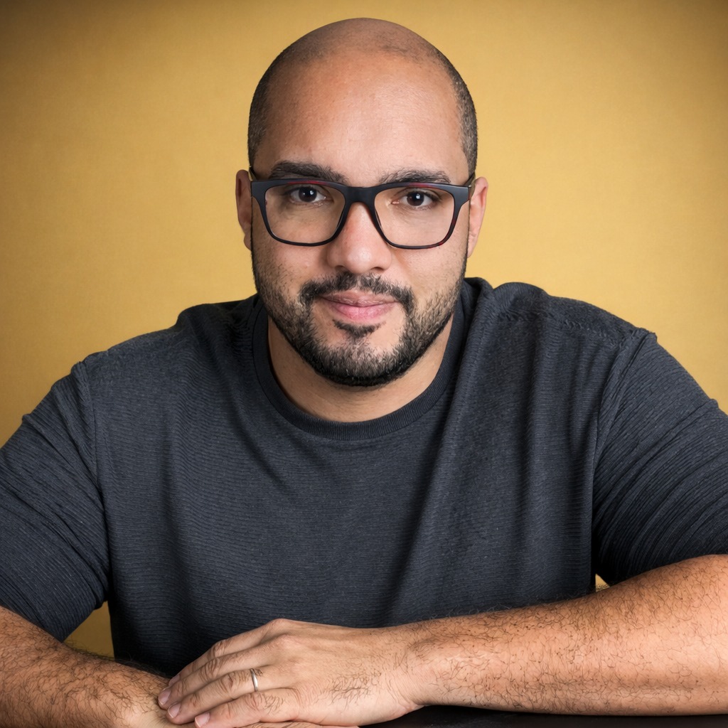 Marco, professor de teologia, ensinando com a Bíblia aberta